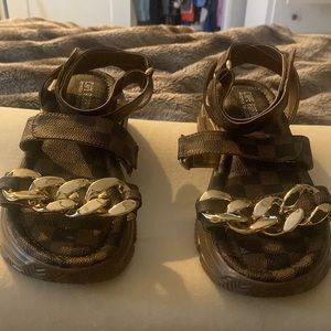Heeled sandals with gold chain and checkered pattern